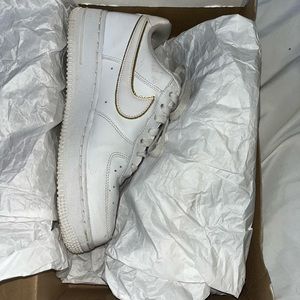 nike air force 1 '07 sneakers in white and gold metallic